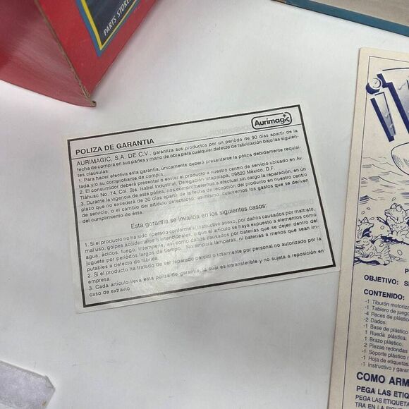 SHARK ATTACK TIBURON SPANISH BOARD GAME MILTON BRADLEY 1988 COMPLETE WORKS RARE - Picture 6 of 9